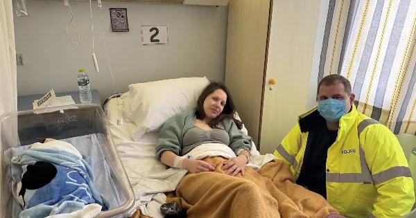 Περιπολικό μετέφερε ετοιμόγεννη που εγκλωβίστηκε στον αυτοκινητόδρομο λόγω της κακοκαιρίας