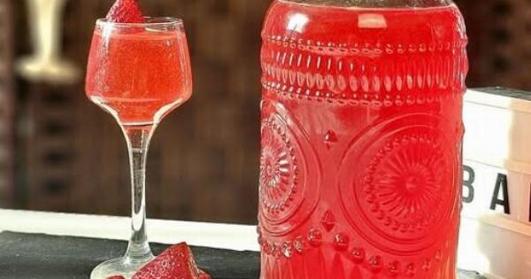 Λικέρ Φράουλας με 3 Υλικά – Έτοιμο σε 5 μέρες!