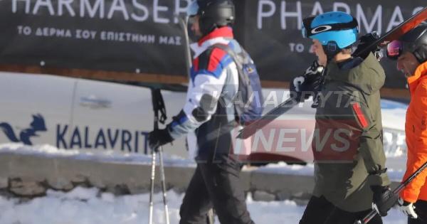 Κυριάκος Μητσοτάκης: Με τα χιονοπέδιλα στον ώμο πήγε στα Καλάβρυτα για σκι