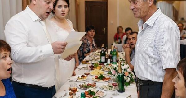 Όταν ένας φτωχός πατέρας χάρισε στην κόρη του, για τον γάμο της, έναν απλό φάκελο, οι πλούσιοι συγγενείς του γαμπρού άρχισαν να γελούν με ένα τόσο «γενναιόδωρο» δώρο