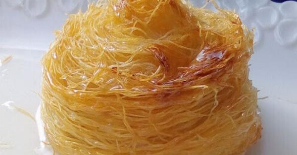 Φωλίτσες κανταϊφιού με κρέμα: Παραδοσιακό σιροπιαστό γλυκό