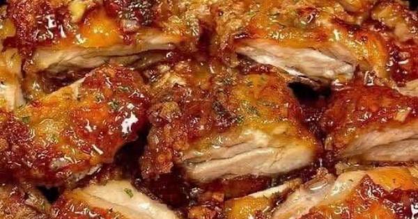 Βάζω σάλτσα μελιού και σκόρδου σε αυτές τις τραγανές φτερούγες κοτόπουλου όπως με έμαθε η γιαγιά