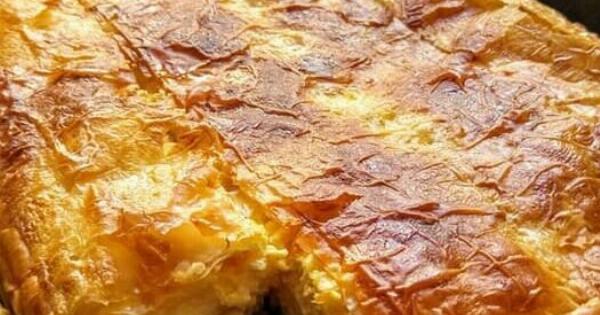 Η πιο τραγανή τυρόπιτα ταψιού που θα φτιάξεις – Κάνει «κρατς κρουτς» σε κάθε μπουκιά!