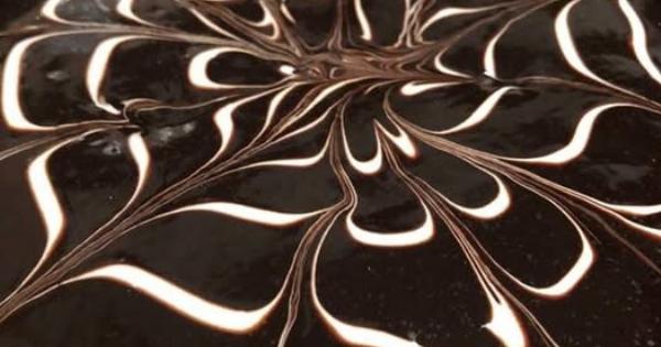 Σιροπιαστό κέικ σοκολάτας με γκανάζ: Εύκολη και ζουμερή συνταγή