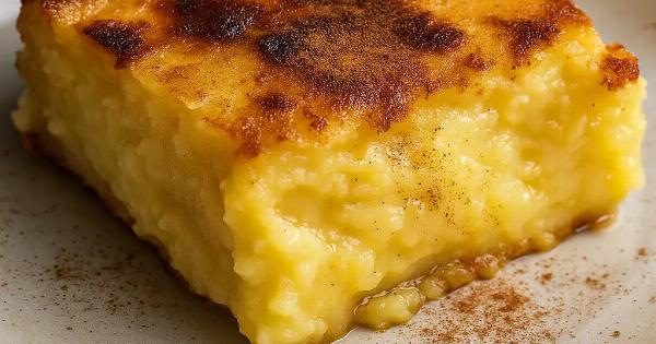 Μόλις τη βγάλεις από τον φούρνο, μυρίζει όλο το σπίτι – η πιο αφράτη γαλατόπιτα ever!