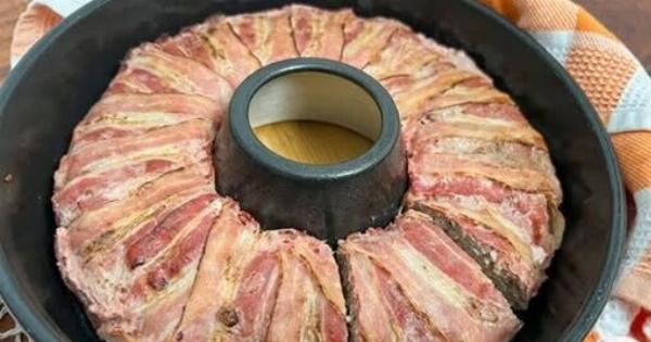 Ρολό κιμά με αυγό και μπέικον – Η εντυπωσιακή συνταγή με γέμιση έκπληξη