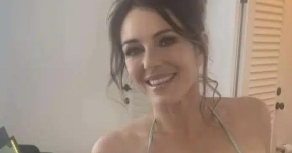 Tpελαivει το Instagram με το μαγιό της στα 59