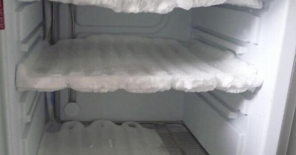 Ο πανέξυπνος τρόπος για να απομακρύνετε τον πάγο από την κατάψυξη και να τη δείτε ξανά σαν καινούργια