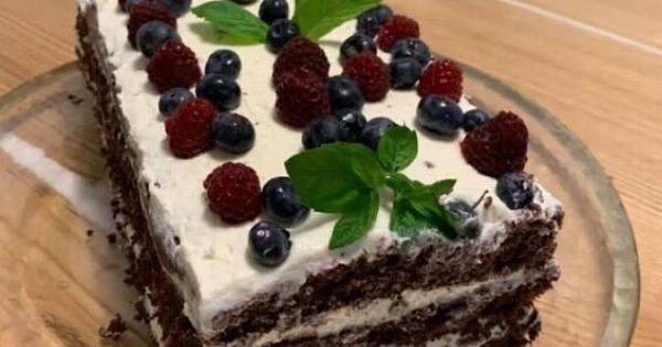 Το σοκολατένιο κέικ με κρέμα που γίνεται σε 30 λεπτά – Αφράτο σαν τούρτα ζαχαροπλαστείου