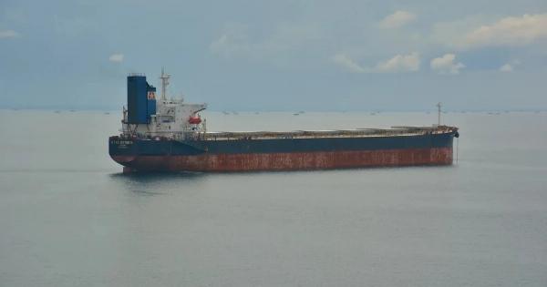 ΕΚΤΑΚΤΟ: Χτυπήθηκαν ελληνόκτητα πλοία – Αγωνία για δεκάδες Έλληνες ναυτικούς