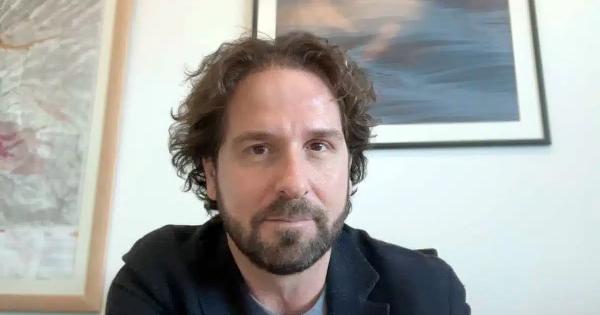 Ποιος είναι ο Νίκος Κοσματόπουλος που «πλακώθηκε» στον αέρα με τον Ευαγγελάτο;