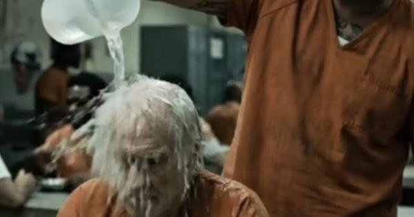 Η μέρα που ο Διάβολος έσκυψε το κεφάλι: Η αληθινή ταυτότητα του ηλικιωμένου άνδρα που ταπείνωσε τον νταή της φυλακής