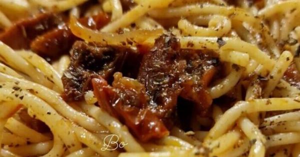 Μακαρονάδα με χωριάτικο λουκάνικο και λιαστή ντομάτα – Πεντανόστιμη και εύκολη