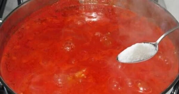 Σπιτική σάλτσα ντομάτας με λίγα υλικά – τέλεια κάθε φορά