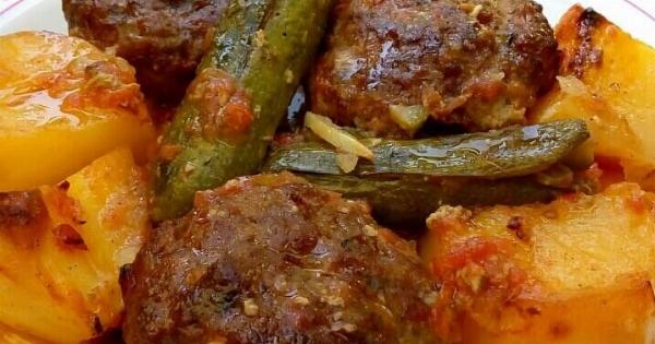 Μπιφτέκια στο φούρνο με πατάτες και κολοκυθάκια – Η εύκολη συνταγή