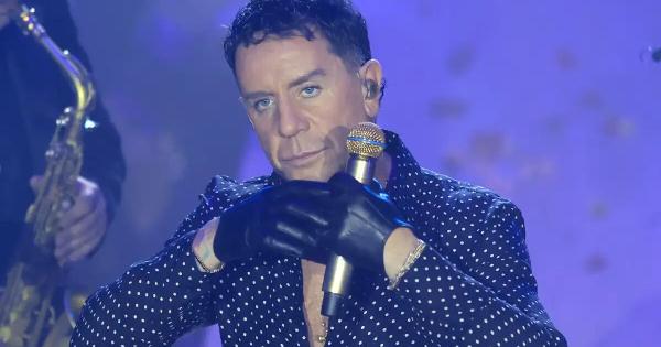 «Κάγκελο» ο κόσμος που περίμενε έξω από την Ακτή Πειραιώς για να δει τον Μαζωνάκη, ξαφνικά τον είδαν μπροστά του και τους κέρασε 1 πράγμα…