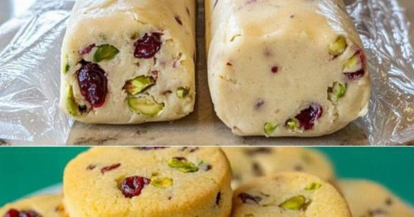 Κέικ-Μπισκότο Παγωτού με Αποξηραμένα Φρούτα