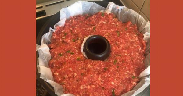 Πρωτότυπο και λαχταριστό ρολό κιμά, γεμισμένο με γραβιέρα, μπέικον και πιπεριά Φλωρίνης, ψημένο σε φόρμα για τέλειο αποτέλεσμα