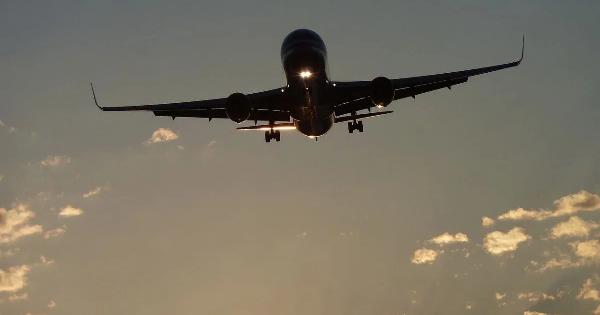 ΕΚΤΑΚΤΟ: Θρίλερ στον αέρα με ιρανικό πύραυλο για συνεργείο του MEGA πάνω από το Ισραήλ