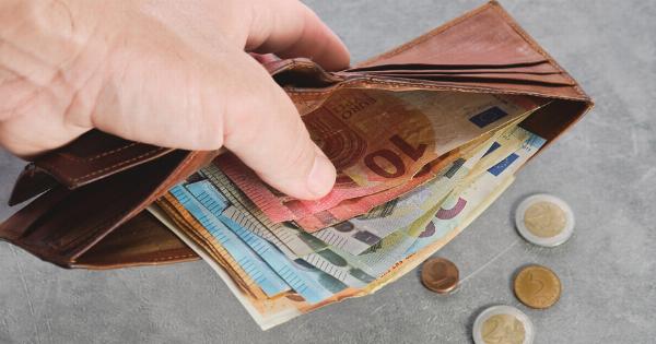 Δημόσιοι υπάλληλοι: «Διπλή» αύξηση τον Απρίλιο – Οι τυχεροί που παίρνουν“μπόνους”