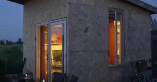 Γυναίκα τερματίζει το γάμο της, φεύγει από όλα και μεταμορφώνει ένα μικροσκοπικό υπόστεγο στο σπίτι των ονείρων της