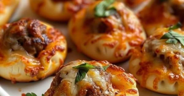 Μπουκίτσες πίτσας με κεφτεδάκια και τυρί – Το εύκολο σνακ που εξαφανίζεται