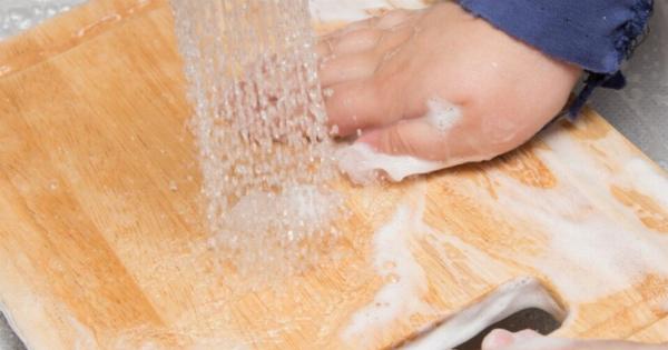 Πώς να καθαρίσετε τις σανίδες κοπής ανάλογα με το είδος του υλικού