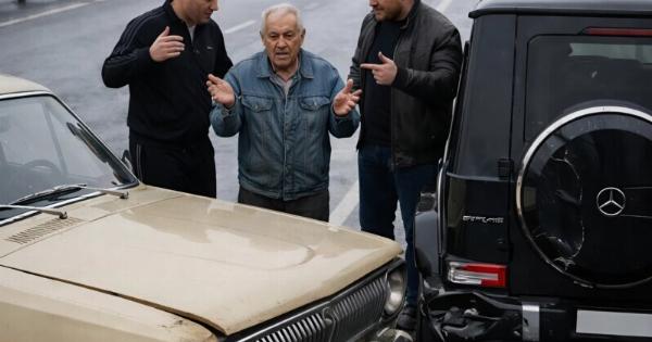 Νταήδες στον αυτοκινητόδρομο έκλεισαν τον δρόμο σε έναν ηλικιωμένο και προκάλεσαν επίτηδες τροχαίο ατύχημα, και μετά άρχισαν να απαιτούν χρήματα για τη «ζημιά»: μόνο που δεν είχαν ιδέα ποιος ήταν πραγματικά αυτός ο γέρος και τι θα τους συνέβαινε λίγα λεπτά αργότερα