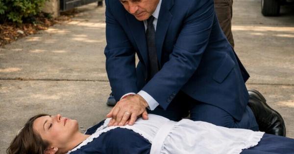 Ένας χήρος εκατομμυριούχος έσπευσε στο νοσοκομείο με τη νεαρή οικιακή βοηθό του αφού την βρήκε λιπόθυμη μπροστά στην πύλη της έπαυλής του — μέχρι τη στιγμή που οι δίδυμοι γιοι του, δακρύζοντας, αποκάλυψαν το μυστικό που αυτή τους κρατούσε κρυφό ενώ τους μεγάλωνε κατά την απουσία του