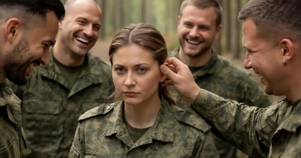 Ληστές επιτέθηκαν σε μια κοπέλα με στολή μέσα στο δάσος, νομίζοντας πως ήταν ανυπεράσπιστη και δεν μπορούσε να αντισταθεί, όμως εκείνη ακριβώς τη στιγμή κάποιος βγήκε από τα βάθη του δάσους και…