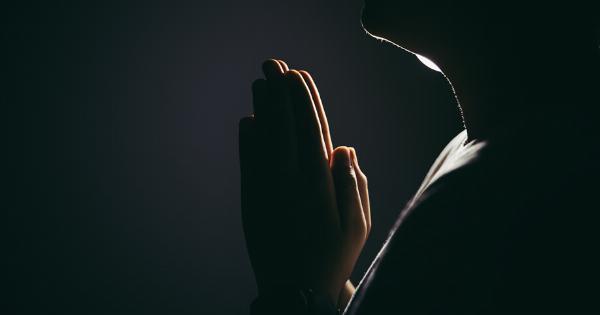 Μεγάλο Σάββατο: Το βράδυ, πριν πας στην Ανάσταση, γονάτισε και πες αυτή την προσευχή, απόψε γίνονται θαύματα!