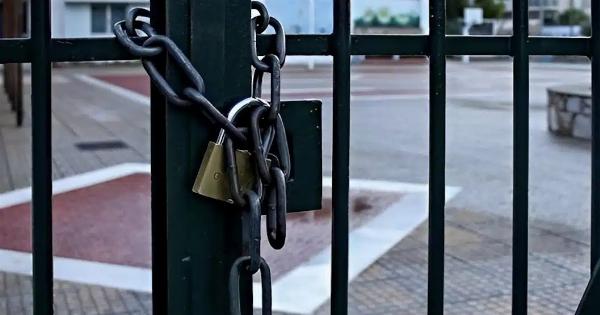 Κλειστά σχολεία: Η βεβαίωση για να μη χάσουν το μεροκάματο οι γονείς που έμειναν σπίτι λόγω της κακοκαιρίας
