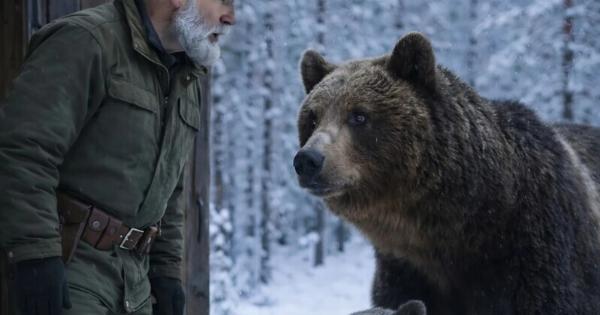 Μια τεράστια αρκούδα χτύπησε την πόρτα του δασοφύλακα: ο γέρος άνοιξε την πόρτα χωρίς καν να υποψιάζεται γιατί είχε έρθει το άγριο ζώο και τι θα συνέβαινε πολύ σύντομα