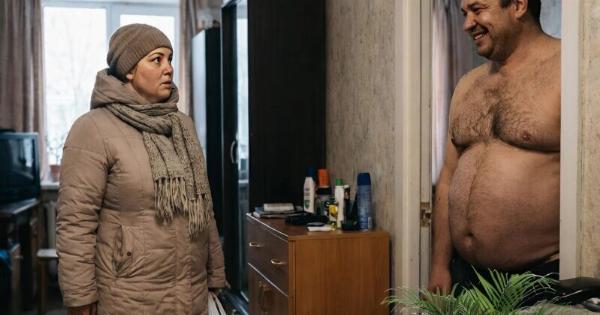 Γύρισα στο σπίτι δύο ώρες νωρίτερα απ’ ό,τι συνήθως και αμέσως άκουσα παράξενους ήχους να έρχονται από την κρεβατοκάμαρά μας. Στην αρχή σκέφτηκα ότι είχαν μπει διαρρήκτες στο διαμέρισμα, αλλά εκείνη τη στιγμή από το δωμάτιο βγήκε ο άντρας μου — εντελώς γυμνός