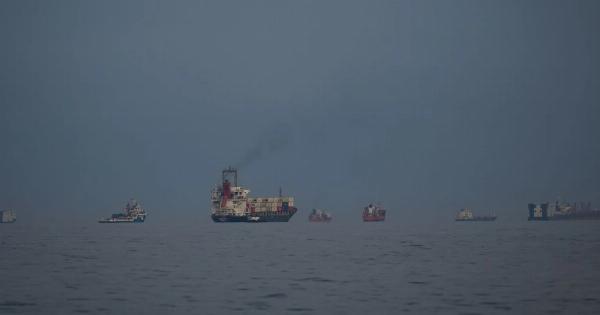 ΕΚΤΑΚΤΟ ΤΩΡΑ: Χτυπήθηκε πολεμικό πλοίο με δύο πυραύλους