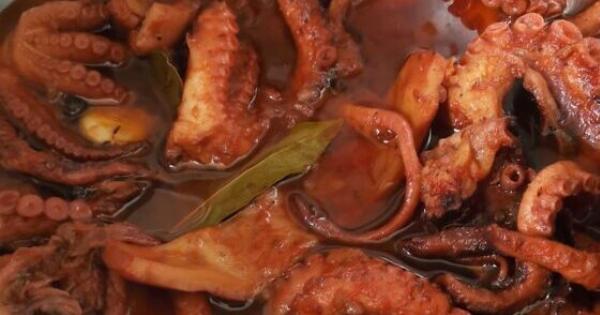 Χταπόδι κοκκινιστό με ρύζι πιλάφι – Το μυστικό για να βγει μαλακό