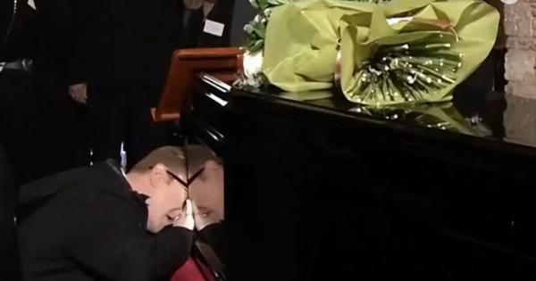 Μαρινέλλα: Κατέρρευσε ο Ζαχαράτος πάνω στο φέρετρο της Μαρινέλλας – Συγκινητικό…