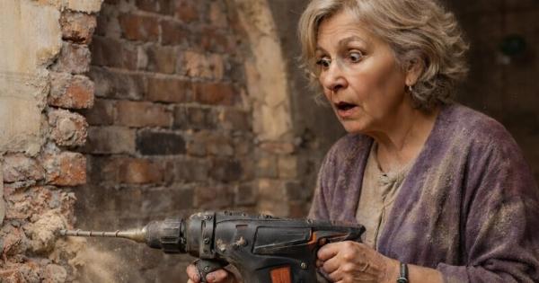 Μετά τον θάνατο του συζύγου της, μια εβδομηντάχρονη γυναίκα αποφάσισε για πρώτη φορά έπειτα από σαράντα χρόνια γάμου να κάνει ανακαίνιση στο σπίτι τους, και αυτό που ανακάλυψε πίσω από έναν χοντρό τοίχο την γέμισε πραγματικό τρόμο