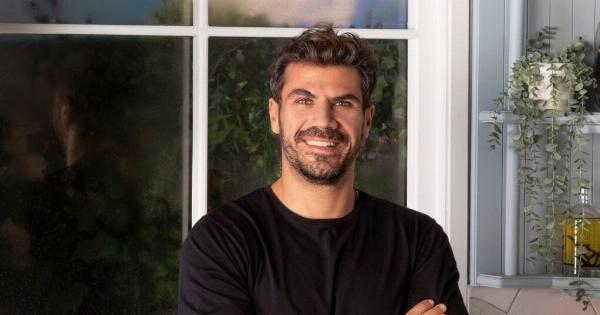 Έριξε το Ίντερνετ: Ο Άκης έδωσε τη συνταγή για ταραμοσαλάτα που κάνουν στα κυριλέ εστιατόρια