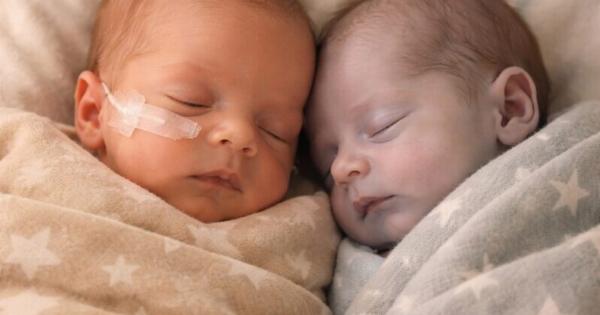 Όταν η νοσοκόμα τοποθέτησε το άψυχο μωρό δίπλα στην υγιή δίδυμη αδελφή του, πίστευε πως απλώς της έδινε την ευκαιρία να το αποχαιρετήσει. Όμως αυτό που συνέβη στη συνέχεια την άφησε συντετριμμένη, δακρυσμένη και απαρηγόρητη…