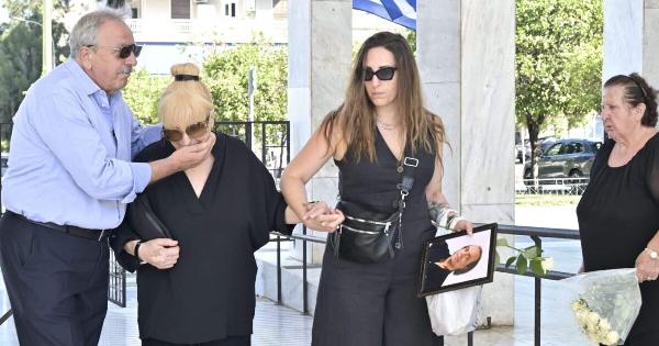 Κηδεία Λάκη Χαλκιά: Σε κλίμα οδύνης το «τελευταίο αντίο» στον ερμηνευτή – Τραγική φιγούρα η σύζυγός του
