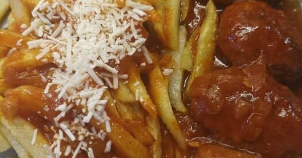 Σουτζουκάκια με πατάτες τηγανιτές, ένα φαγητό σκέτη λατρεία