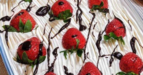 Το γλυκό ψυγείου με 3 υλικά που τρως και θέλεις κι άλλο