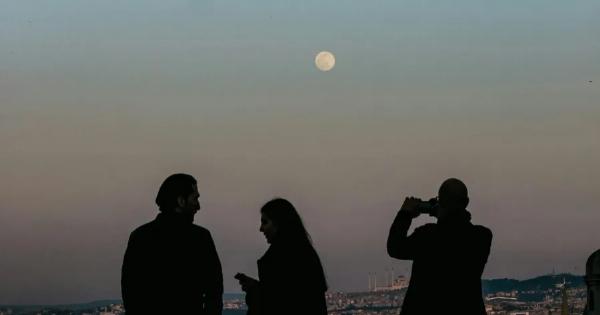 «Φεγγάρι των Λουλουδιών»: Ποια 4 ζώδια επηρεάζει η Πανσέληνος του Μαΐου – Αποκτούν χρήμα