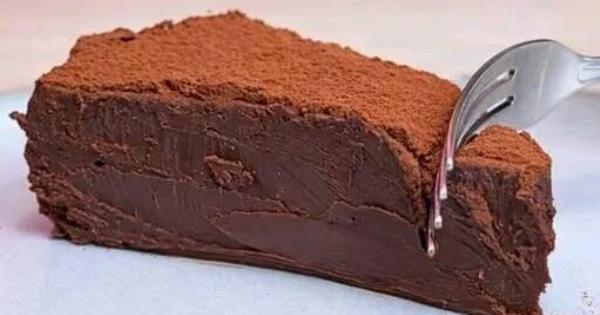 Κέικ σοκολάτας χωρίς ψήσιμο με 2 υλικά: εύκολο και κρεμώδες