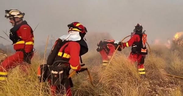 Φονική πυρκαγιά τώρα: 12 νεκροί και 19 αγνοούμενοι – Ξένοι τουρίστες μεταξύ των θυμάτων