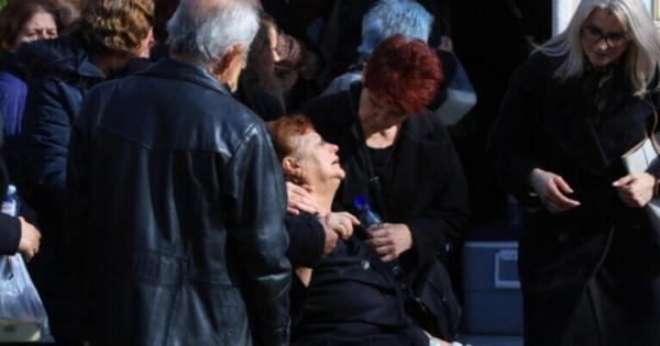 Τραγωδία Βιολάντα: Ανείπωτος θρήνος στην κηδεία της Έλενας – Τραγικές φιγούρες η μητέρα της και το παιδί της