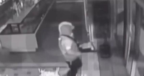 Κερατσίνι: Διαρρήκτης «μπούκαρε» σε φούρνο, βρήκε άδεια την ταμειακή και άρπαξε… 20 κομμάτια γαλακτομπούρεκο