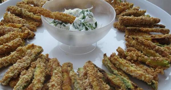 Τραγανά κολοκυθάκια στο φούρνο με παρμεζάνα: Το εύκολο snack με ντιπ γιαουρτιού