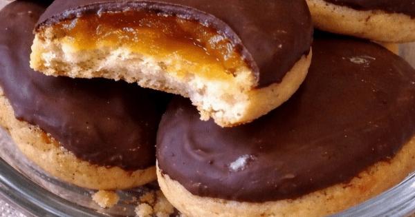 Μπισκότα σοκολάτα–πορτοκάλι: Η εύκολη συνταγή για αφράτα πτιφούρ με μαρμελάδα